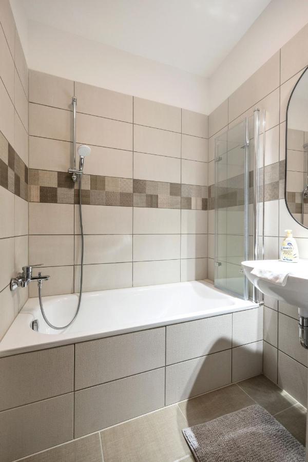 Walnut Tree Apartment Budapest Luaran gambar